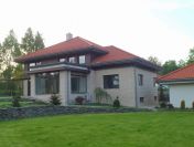 Biały kamień na elewacje ściany domu