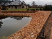 Kamień na skarpy zbiorników wodnych stawu rybnego łowiska