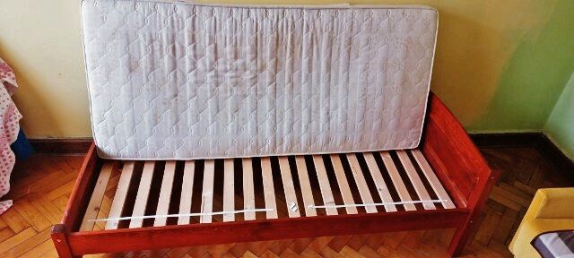 Sprzedam drewniane łóżko z materacem. Kraków Krowodrza - Zdjęcie 1