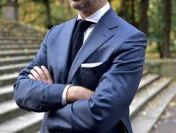 Biznesmen zaopiekuje się dziewczyną spragnioną milosci,rozkoszy