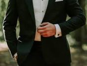 Finansista wolny, dojrzaly, szczuply, wysoki, romantyczny pozna kobiete