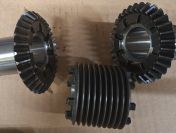 Koła zębate z tuleją sprzęgła do posuwu tokarki TUR50