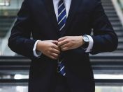 Biznesmen zaopiekuje sie samotna sexi dziewczyna z duzym temperamentem