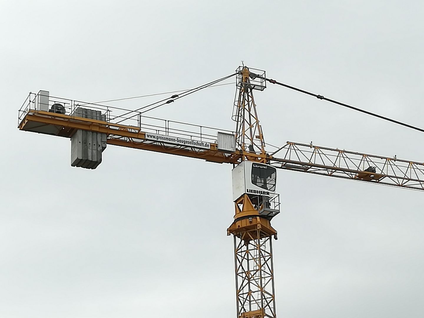 operator koparki suwnicy zurawia wiezowego  - Zdjęcie 1